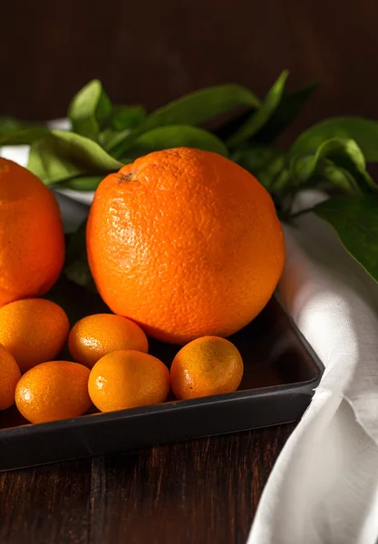 Naranjas con mandarinas en primer plano — Foto de Stock