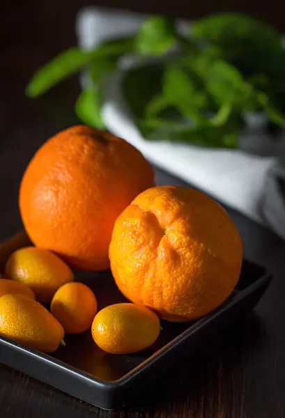 Naranjas con mandarinas en primer plano — Foto de Stock