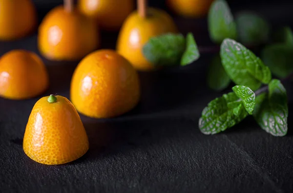 Primer plano de varias mandarinas cortadas con palos — Foto de Stock