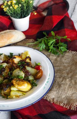Kızarmış patates soğan ve maydanoz ile