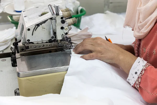 Máquinas de costura industriais com operador de máquina de costura — Fotografia de Stock
