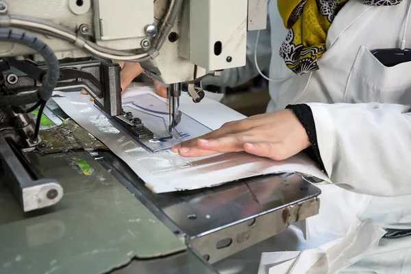 Máquinas de costura industriais com operador de máquina de costura — Fotografia de Stock