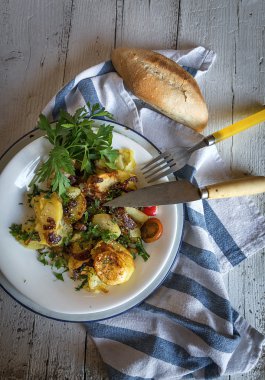 Kızarmış patates soğan ve maydanoz ile