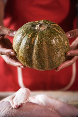 Tanınmayan kadın pişirme tavuk