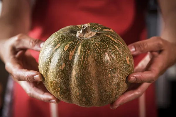 Tanınmayan kadın pişirme tavuk