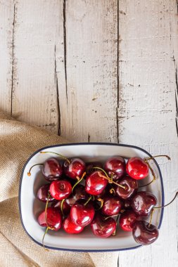 Tahta masada taze kirazlar.