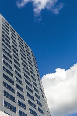 Modern ofis gökdelenler üzerinde mavi gökyüzü bulutlu