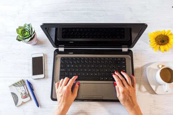 Vrouw handen op laptop — Stockfoto