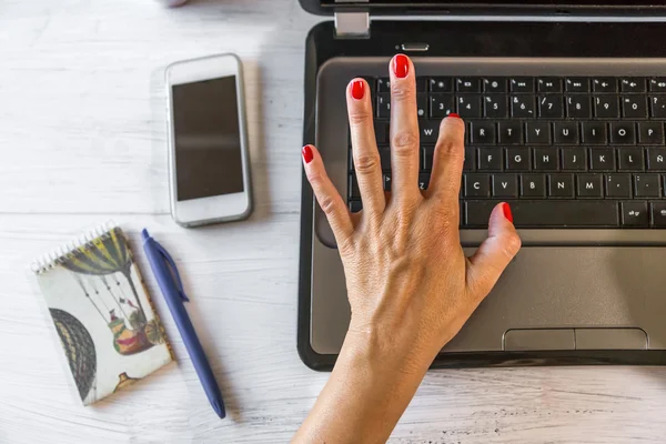 Vrouw handen op laptop — Stockfoto