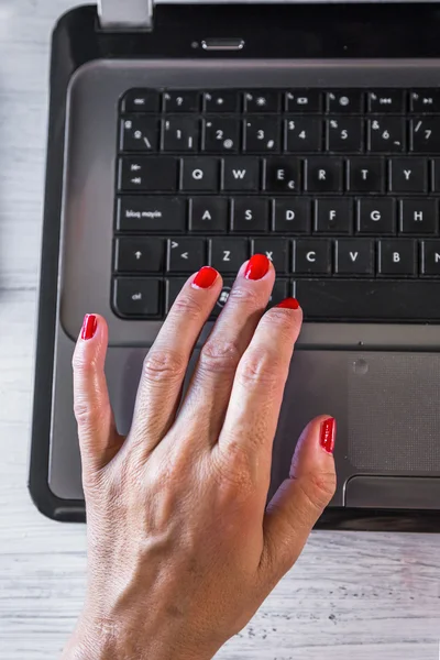 Mulher mãos no laptop — Fotografia de Stock