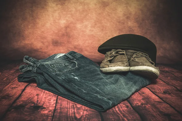 Kleidung und Modeaccessoires auf Holztisch — Stockfoto