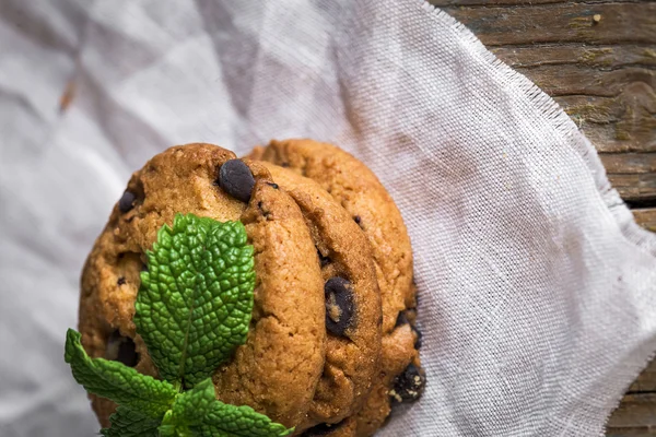 Chocolate chip cookies on rustic wooden table — Stock Photo, Image