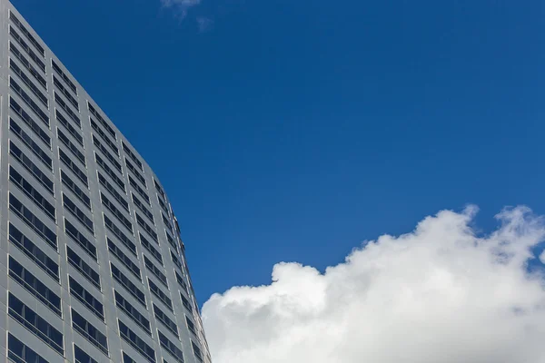 Oficina moderna Rascacielos en el cielo azul con nubes — Foto de Stock