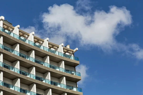 Oficina moderna Rascacielos en el cielo azul con nubes — Foto de Stock