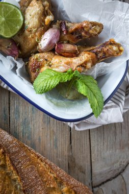 kızarmış tavuk kanatları beyaz plaka üzerinde