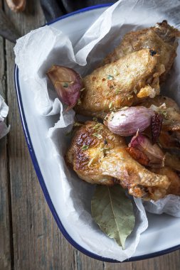 kızarmış tavuk kanatları beyaz plaka üzerinde