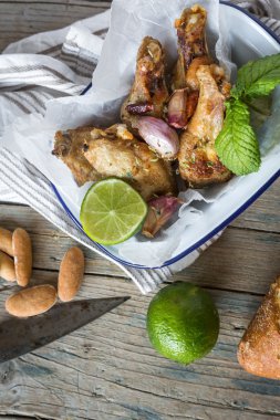 kızarmış tavuk kanatları beyaz plaka üzerinde