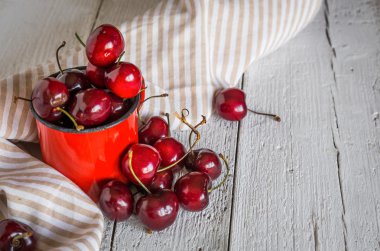 Tahta masada taze kirazlar.