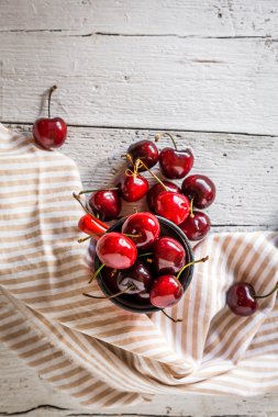 Tahta masada taze kirazlar.