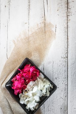 Kırmızı çiçek yaprakları ve beyaz harika aroması