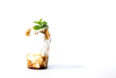 Beyaz arka planda izole edilmiş çikolatalı pasta