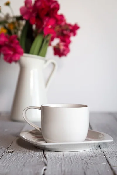 Tasse Kaffee mit Blumen — Stockfoto