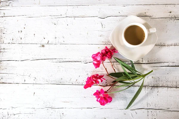 Kopp kaffe med blommor — Stockfoto