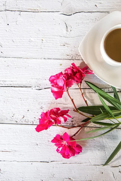 Чашка кофе с цветами — стоковое фото