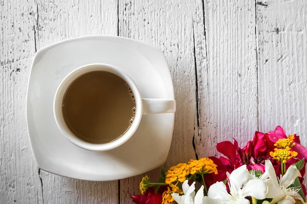 Kopje koffie met bloemen — Stockfoto