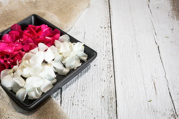 Heerlijk aroma van rode bloemblaadjes en wit — Stockfoto