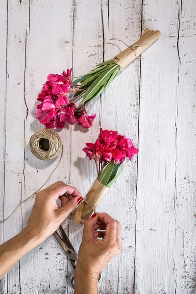 Mujer manos haciendo ramos —  Fotos de Stock