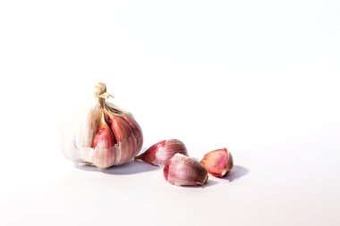 Beyaz arkaplanda sarımsak izole edilmiş.