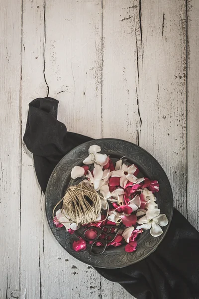 Maravilloso aroma de pétalos de flor roja y blanco —  Fotos de Stock