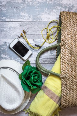 Kadınlar için çeşitli giysi ve aksesuar seti