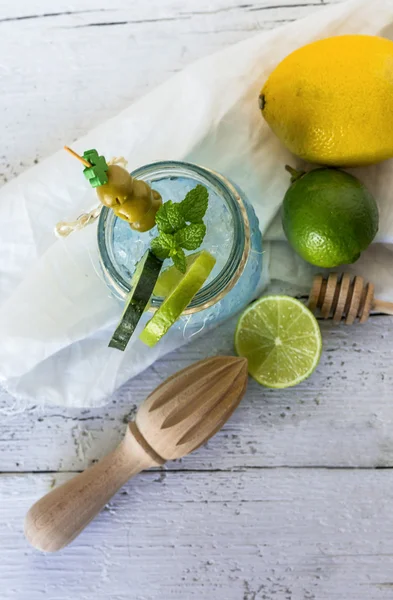 Bebida recién hecha gin tonic con rodajas de lima y pepino — Foto de Stock