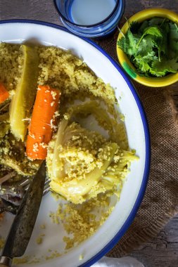 Geleneksel Fas kuskus malzemeler