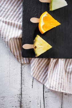 Meyve dilimi yemek siyah barut