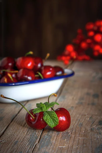 나무 식탁에 놓인 싱싱 한 열매들 — 스톡 사진