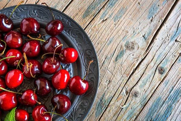 나무 식탁에 놓인 싱싱 한 열매들 — 스톡 사진