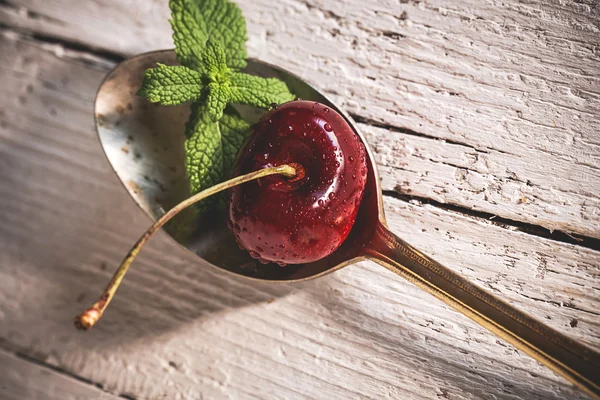 Cerezas frescas sobre mesa de madera — Foto de Stock