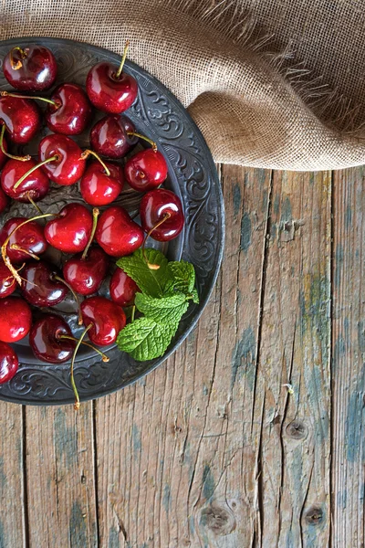 Fresh cherries on wooden table — Stock Photo, Image