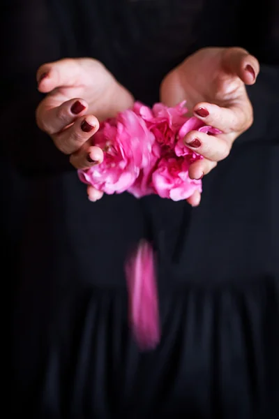 Flowers in woman hand — Stock Photo, Image