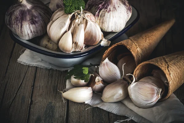 Ahşap rustik masa üzerinde peçeteye mor Sarmısakları — Stok fotoğraf