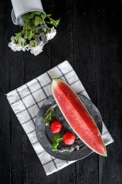 Ahşap masa, seçici odak üzerinde taze karpuz