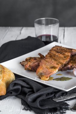 Ahşap masa üzerinde ızgara domuz kaburga
