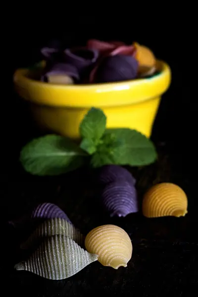 Włoskie makarony, makarony, na czarnym tle — Zdjęcie stockowe
