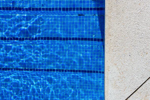 青いプールの水の波紋の詳細 — ストック写真