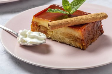 Mermer arka planda taze ve sağlıklı elmalardan oluşan ev yapımı puding.