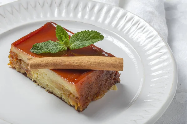 Hausgemachter Pudding Aus Frischen Und Gesunden Äpfeln Auf Marmorhintergrund — Stockfoto