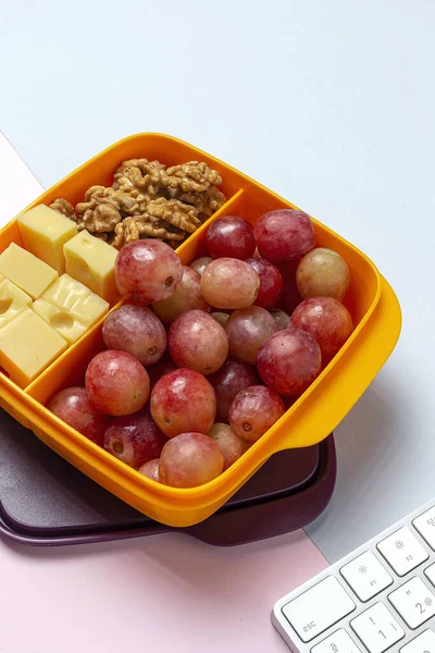 Comida Saludable Recipientes Plástico Listos Para Comer Con Queso Uvas — Foto de Stock